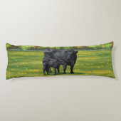 夏の牧草地に黒アンガスカウカワイカフカーフ ボディピロー (裏面)