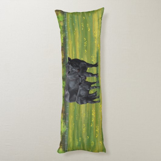 夏の牧草地に黒アンガスカウカワイカフカーフ ボディピロー (裏面 (縦))