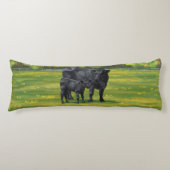 夏の牧草地に黒アンガスカウカワイカフカーフ ボディピロー (正面)