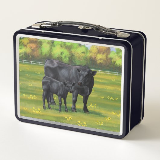 夏の牧草地に黒アンガスカウカワイカフカーフ メタルランチボックス (裏面)