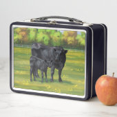 夏の牧草地に黒アンガスカウカワイカフカーフ メタルランチボックス (インサイチュ)