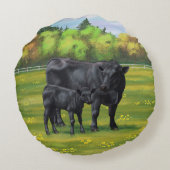 夏の牧草地に黒アンガスカウカワイカフカーフ ラウンドクッション (裏面)