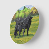 夏の牧草地に黒アンガスカウカワイカフカーフ ラウンド壁時計 (傾斜)