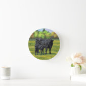 夏の牧草地に黒アンガスカウカワイカフカーフ ラウンド壁時計 (ホーム)