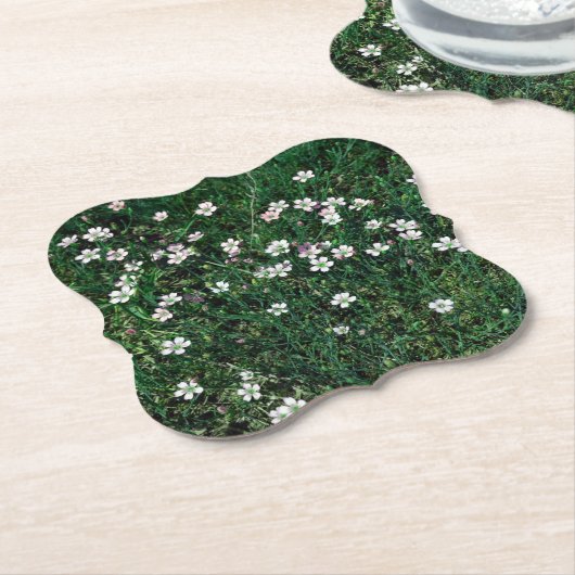 夏の牧草地の小さな白とライトピンクのワイルドフラワー ペーパーコースター (アングル)