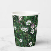 夏の牧草地の小さな白とライトピンクのワイルドフラワー 紙コップ (左)