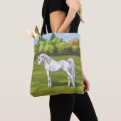 夏の牧草地の白エジプトのアラビア馬 トートバッグ (クローズアップ)