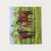 夏の牧草地の茶色のベイクォーターウマ タペストリー (正面)