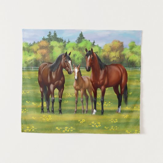 夏の牧草地の茶色のベイクォーターウマ タペストリー (正面(横))