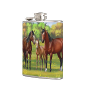 夏の牧草地の茶色のベイクォーターウマ フラスク (左)