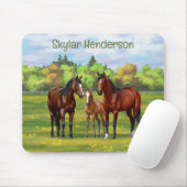 夏の牧草地の茶色のベイクォーターウマ マウスパッド (マウス)