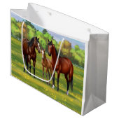 夏の牧草地の茶色のベイクォーターウマ ラージペーパーバッグ (正面アングル)