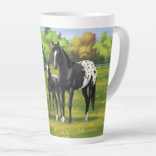 夏の牧草地の黒いアパロオーサの馬 カフェラテマグ (右アングル)