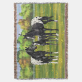 夏の牧草地の黒いアパロオーサの馬 スローブランケット (正面縦)