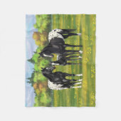 夏の牧草地の黒いアパロオーサの馬 フリースブランケット (正面)