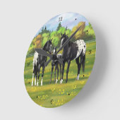夏の牧草地の黒いアパロオーサの馬 ラウンド壁時計 (傾斜)