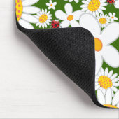 夏の白いデイジーおよびお洒落で赤いてんとう虫 マウスパッド (コーナー)