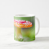 夏の終わりの赤と緑のキノコの秋写真 コーヒーマグカップ (正面右)