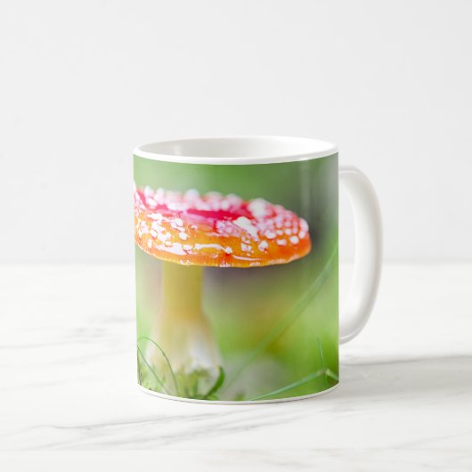 夏の終わりの赤と緑のキノコの秋写真 コーヒーマグカップ (正面右)