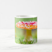 夏の終わりの赤と緑のキノコの秋写真 コーヒーマグカップ (中央)