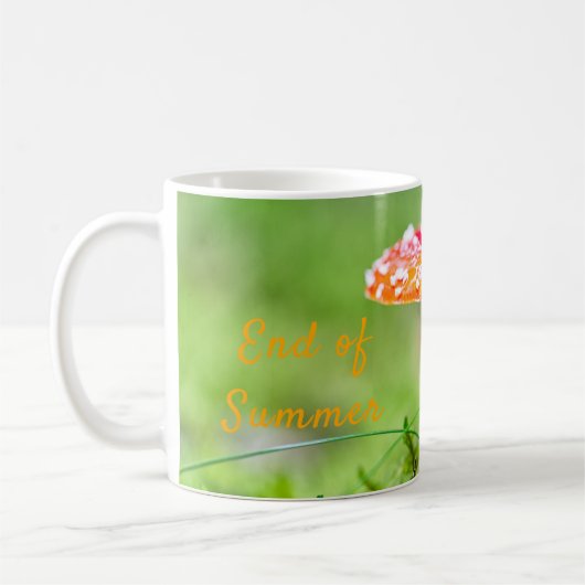 夏の終わりの赤と緑のキノコの秋写真 コーヒーマグカップ (左)