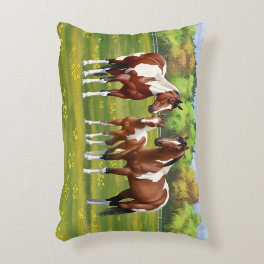 夏の絵を描牧草地のベイピント四分の馬 アクセントクッション (正面(垂直))