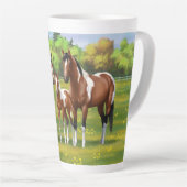 夏の絵を描牧草地のベイピント四分の馬 カフェラテマグ (右アングル)
