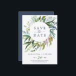 夏の緑のSave the Dateカード セーブザデート<br><div class="desc">この夏の緑のSave the Dateカードは、エレガントな真夏の結婚式に最適です。植物のデザインは、淡いピンクの花の繊細な枝を持つ、水彩画のユーカリ、緑の葉、緑豊かな植物の配置を特徴としています。</div>