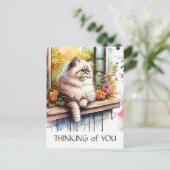 夏の花が咲く窓のペルシャのベージュ猫 ポストカード (スタンド正面)