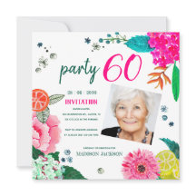 夏の花を添えた60歳の誕生日パーティーの写真