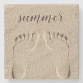 夏の裸の足の足跡を砂に ストーンコースター (正面)