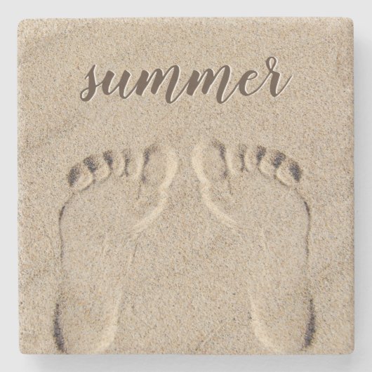 夏の裸の足の足跡を砂に ストーンコースター (正面)