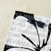 夏の言葉カクテルとハイビスカス – 黒 ビーチタオル (インサイチュ)