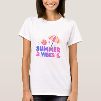 夏の雰囲気を感じる半袖の白いTシャツ Tシャツ