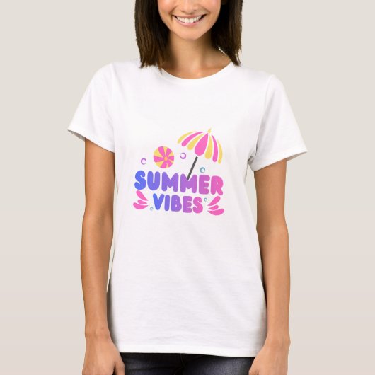 夏の雰囲気を感じる半袖の白いTシャツ Tシャツ (正面)