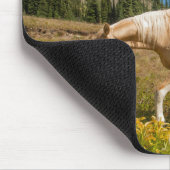 夏の高山草原の馬 マウスパッド (コーナー)