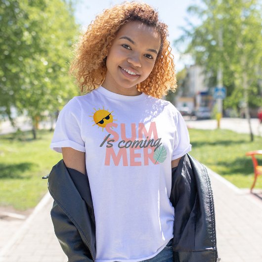 夏は来ピンクと灰色のタイポグラフィと葉 Tシャツ