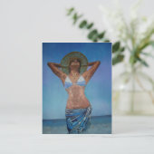 夏を楽しむ帽子とサロンを着た女性 ポストカード (スタンド正面)