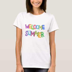 夏を迎える カラフルなバケーション タイポグラフィ Tシャツ