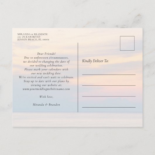 夏モダン日没の日付の変更ビーチ結婚式 案内ポストカード (裏面)