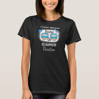 夏休み中の3年生先生を見る Tシャツ