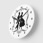 夕べアウト男性と女性シルエット ラウンド壁時計 (傾斜)