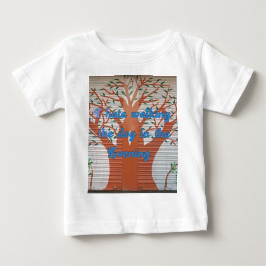 "夕べ犬の散歩の恐怖" – 私は犬の歩くを嫌う ベビーTシャツ (正面)