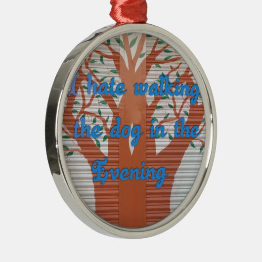 "夕べ犬の散歩の恐怖" – 私は犬の歩くを嫌う メタルオーナメント (右)