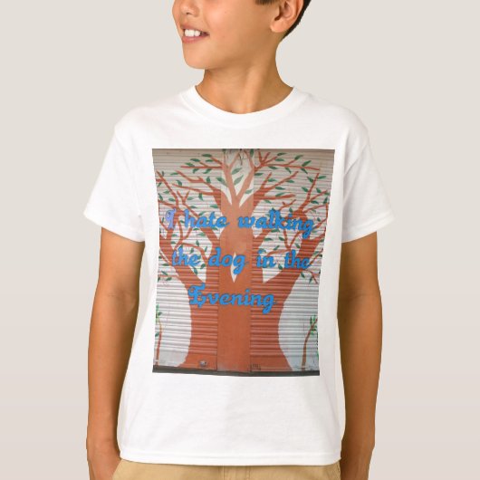 "夕べ犬の散歩の恐怖" – 私は犬の歩くを嫌う Tシャツ (正面)