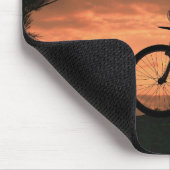 夕日かわいらしに自転車に乗る少女 マウスパッド (コーナー)