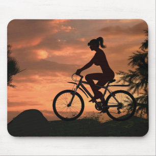 夕日かわいらしに自転車に乗る少女 マウスパッド