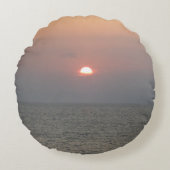 夕日が海の丸枕に ラウンドクッション (正面)