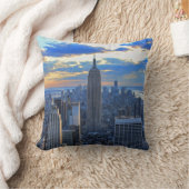 夕日が近づくにつれ、NYCスカイラインは午後遅く クッション (ブランケット)