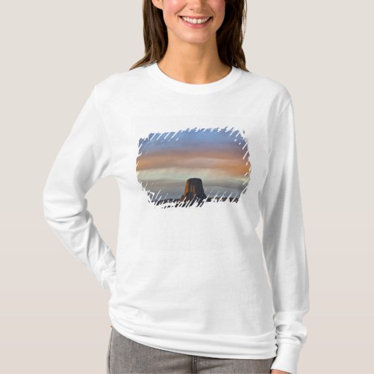 夕日と嵐のデビルスタワー国定記念碑 Tシャツ (正面)